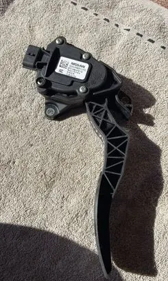 Nissan Qashqai Accelerator throttle pedal 180024BA0B