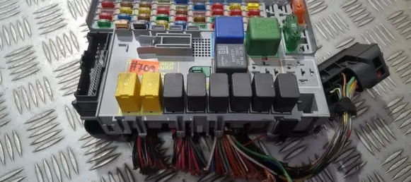Opel Zafira A Fuse box set 24412497 24431677