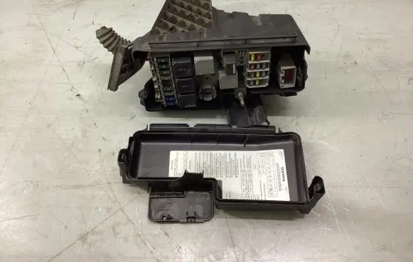 Volvo XC90 Fuse module 30728133 28042008134932 09467614