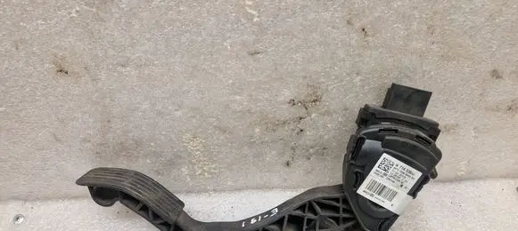 Accelerator throttle pedal