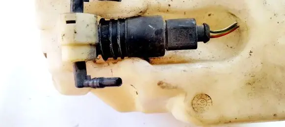 Volkswagen Golf IV Windscreen/windshield washer pump