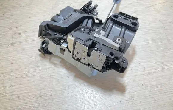 Volvo XC90 Front door lock 31349894