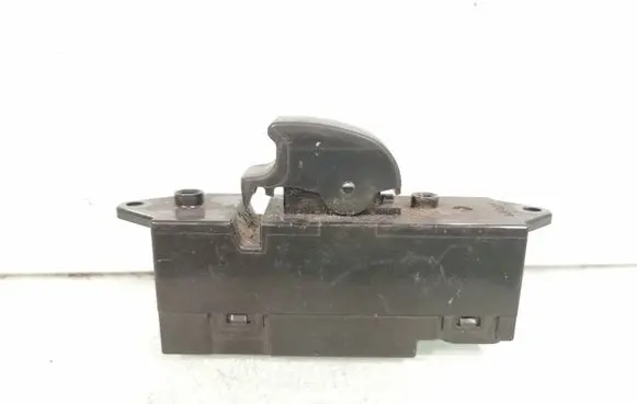 Mitsubishi Colt Electric window control switch C8DD389M MN141018