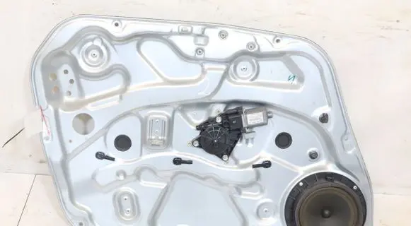 Hyundai i30 Front window lifting mechanism without motor 824502R000
