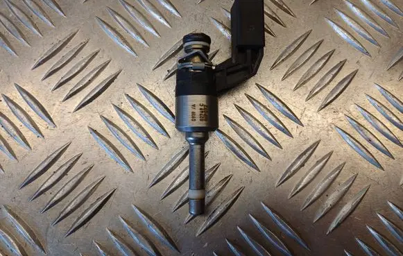 Volkswagen Scirocco Fuel injector 03C906036F