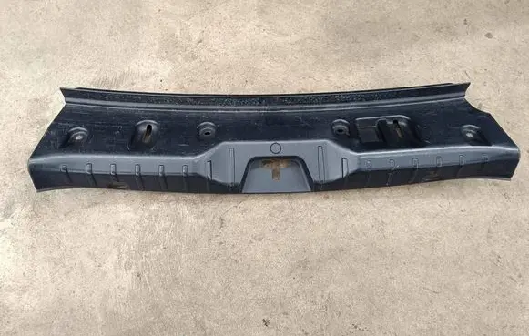 Trunk/boot sill cover protection