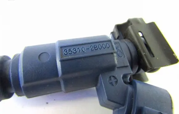 Hyundai ix20 Fuel injector 353102B000