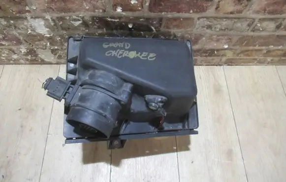 Jeep Grand Cherokee (WK) Air filter box cover 