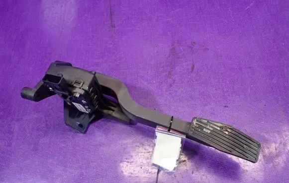 Opel Tigra B Accelerator throttle pedal 55351466