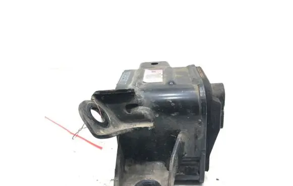 Engine mount vacuum valve