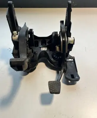 Opel Astra K Pedal assembly 39023894 C16052513501