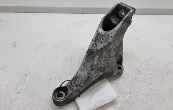Engine mounting bracket