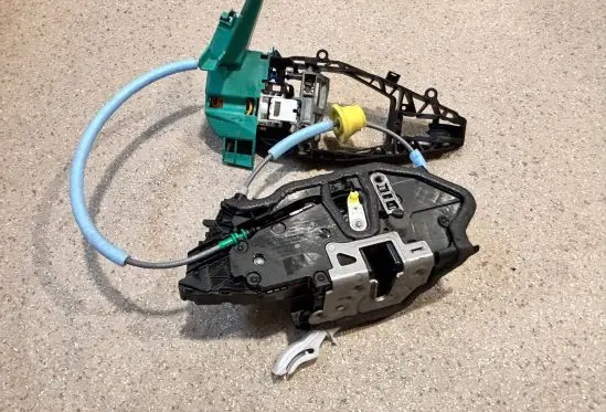 BMW 1 F40 Front door lock 7956148
