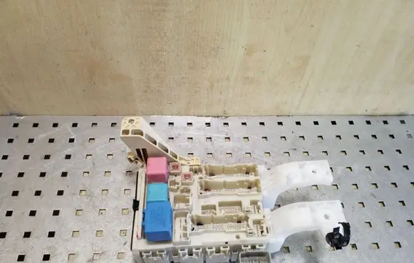Toyota Yaris Fuse box set 8273052700