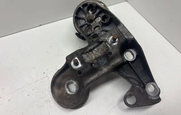 Audi A4 S4 B7 8E 8H Engine mounting bracket 8E0199351
