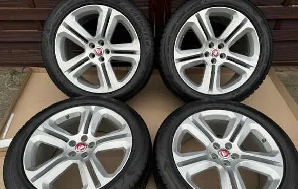 Jaguar F-Pace R20 alloy rim 