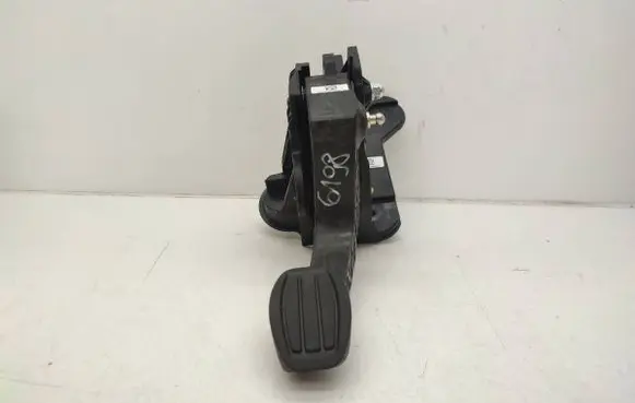 Jeep Avenger Clutch pedal 9824262180