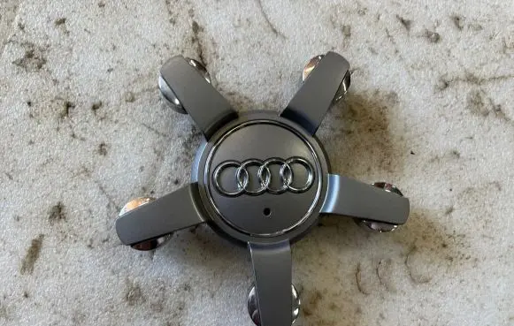 Audi Q7 4L R20 wheel hub/cap/trim 4L0601165D