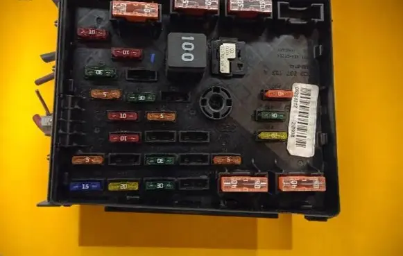 Volkswagen PASSAT B7 Fuse box set 05254812