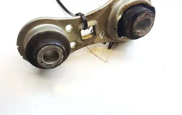 Nissan Primera Engine mount bracket