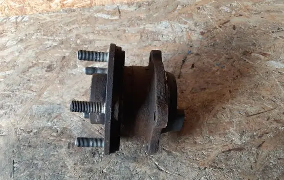 Rear wheel hub