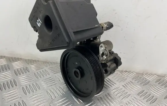 Mercedes-Benz E A207 Power steering pump A0054669501 7695955135
