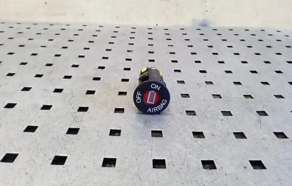 Passenger airbag on/off switch
