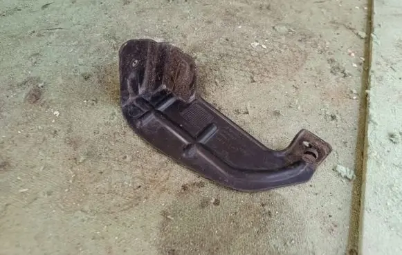 Renault Trafic II (X83) Front splash guards bracket 91168192 82000152543