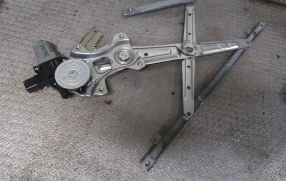 Mitsubishi Lancer VIII Front door window regulator with motor 5713A258