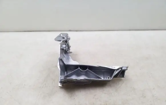 Headlight/headlamp mounting bracket