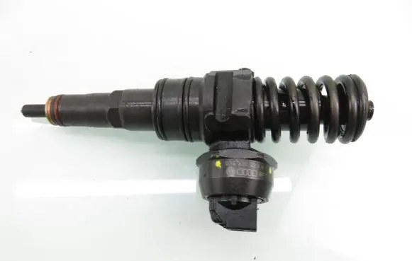 Volkswagen Golf V Fuel injector 0414720215 038130073AG