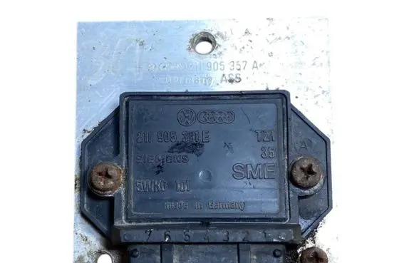 Volkswagen PASSAT B3 Ignition amplifier control unit 211905351E