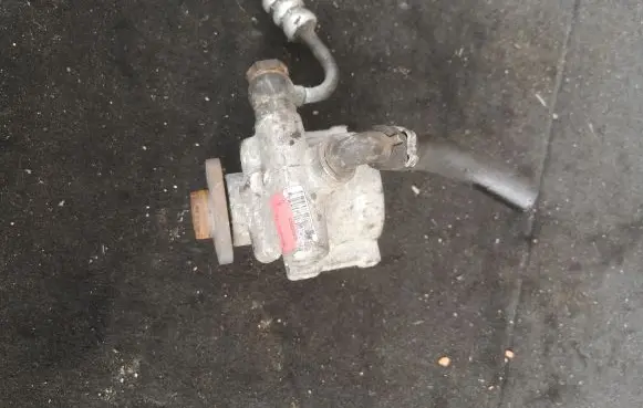 Iveco Daily 35.8 - 9 Power steering pump 504238603