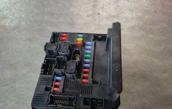 Nissan Qashqai+2 Fuse module 284B7JD00B