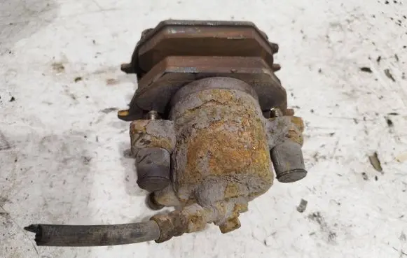 Volkswagen Polo IV 9N3 Front brake caliper