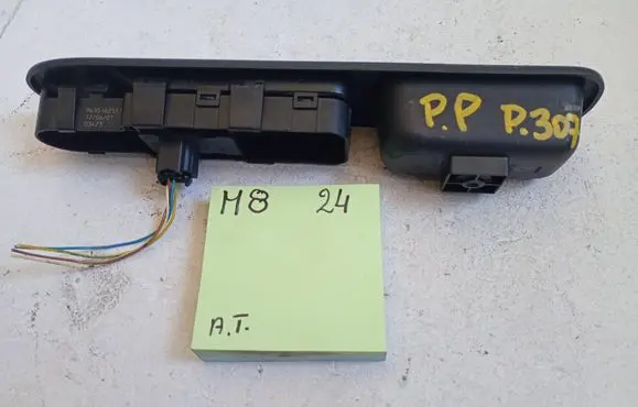 Peugeot 307 Central console control unit 1212123