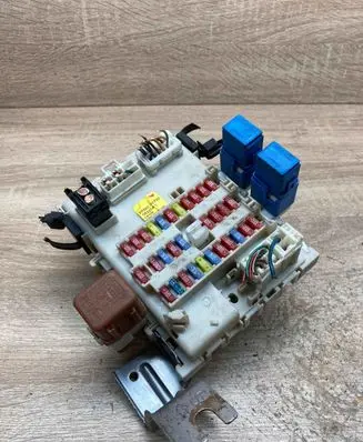 Nissan Primera Fuse module 24350AV700 051204
