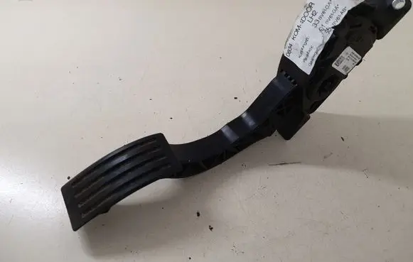 Accelerator throttle pedal