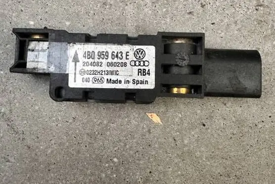 Audi A8 S8 D3 4E Airbag deployment crash/impact sensor 4B0959643E 204082060208