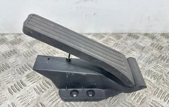 Mercedes-Benz E W212 Accelerator throttle pedal A2043000004