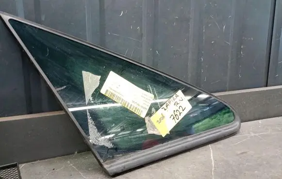 Opel Zafira B Front triangle window/glass 