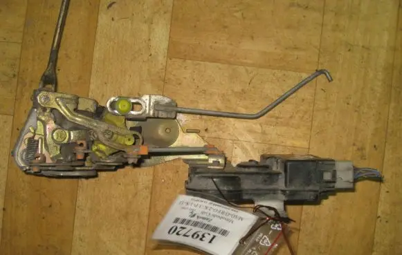Mitsubishi Colt Front door lock