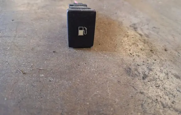 Toyota Avensis T270 Fuel tank opening switch 