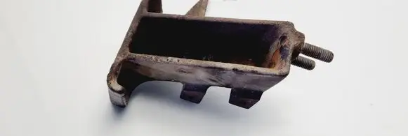 Engine mounting bracket