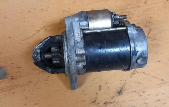 BMW 1 E81 E87 Starter motor 7523450