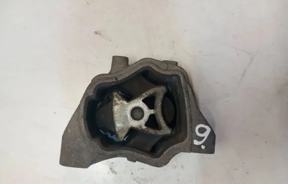 Volvo V70 Engine mount bracket 8070M18