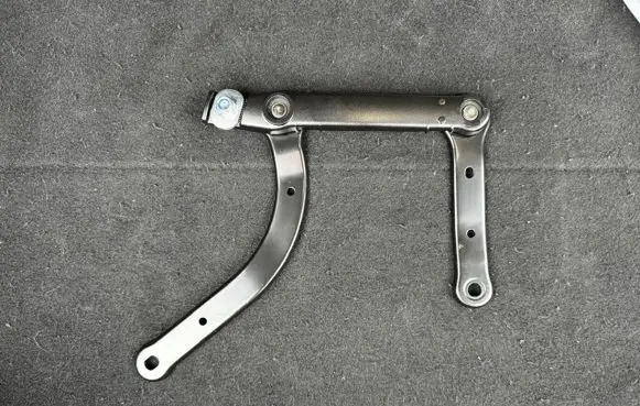 Front wiper blade arm
