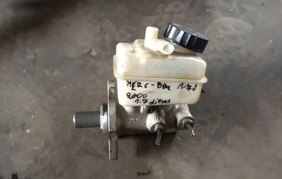 Mercedes-Benz A W168 Master brake cylinder 1684300302 32066868