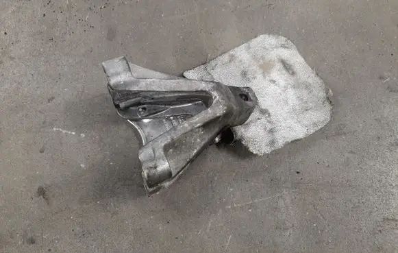 Engine mounting bracket