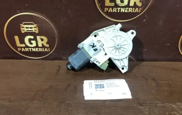 Mercedes-Benz C W204 Front door window regulator motor A2048200142